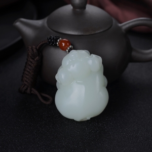 山流水料和田白玉招财猪吊坠