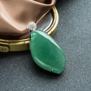 18K糯冰种翠绿翡翠吊坠