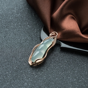 18K冰种翡翠福豆吊坠