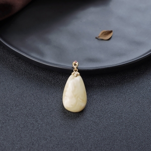 18K白蜜水滴吊坠