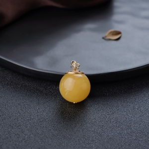 18K鸡油黄蜜蜡圆珠吊坠