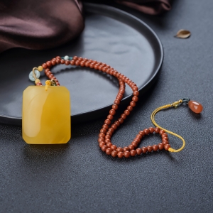 鸡油黄蜜蜡方牌吊坠