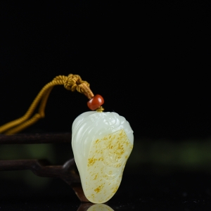 籽料和田白玉关公吊坠