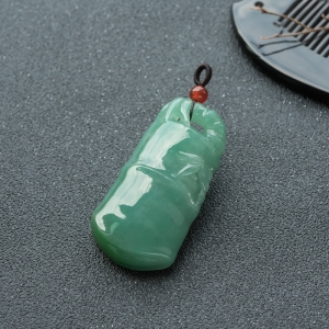 糯种翠绿翡翠节节高升吊坠