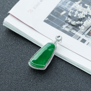 18K糯冰种翠绿翡翠节节高升吊坠