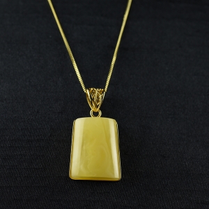 银镶鸡油黄蜜蜡无事牌吊坠