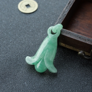 豆种豆绿翡翠吊坠