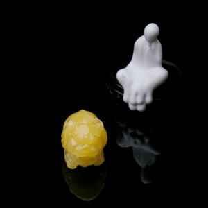 鸡油黄蜜蜡貔貅吊坠