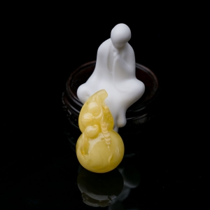 鸡油黄蜜蜡葫芦吊坠