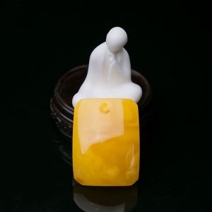 鸡油黄蜜蜡无事牌吊坠