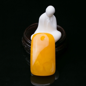 鸡油黄蜜蜡无事牌吊坠