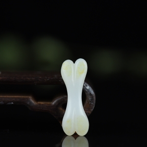 籽料和田白玉傲骨吊坠