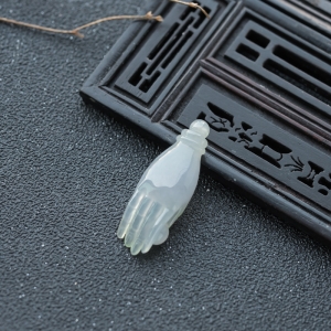 糯冰种翡翠掌上明珠吊坠
