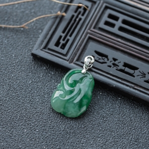 18K糯冰种飘翠翡翠如意吊坠