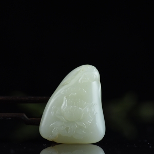 籽料和田白玉凤穿牡丹吊坠