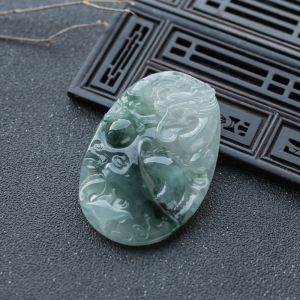 糯冰种飘花翡翠神龙戏珠吊坠