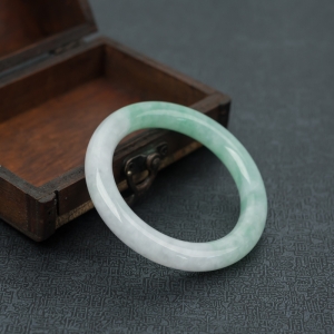 58mm糯冰种浅绿翡翠圆镯