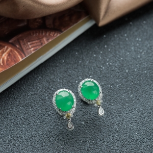 18K糯冰种阳绿翡翠耳钉