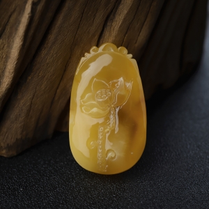 带皮鸡油黄蜜蜡莲花吊坠