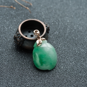 18K糯种飘翠翡翠福瓜吊坠