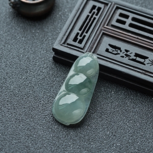糯冰种飘花翡翠福豆吊坠