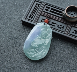 糯冰种春带彩翡翠连年有余吊坠