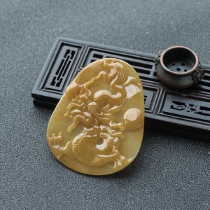 糯冰种黄翡翡翠神龙戏珠吊坠
