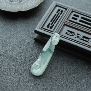 糯冰种飘花翡翠吊坠