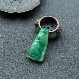 糯种翠绿翡翠节节高升吊坠