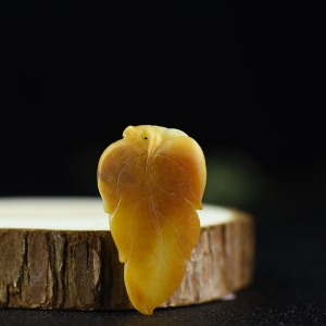 籽料和田玉黄沁金枝玉叶吊坠