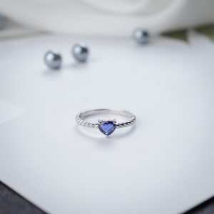 18K深蓝色蓝宝石戒指