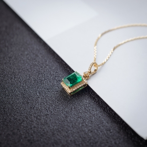 18K亮绿祖母绿项链