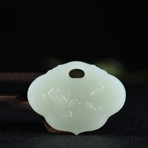 山料和田白玉年年有余平安锁吊坠