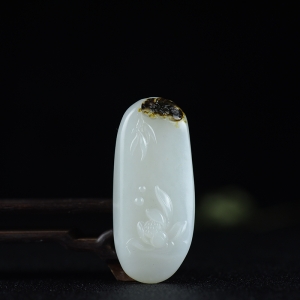籽料和田白玉荷塘清趣吊坠