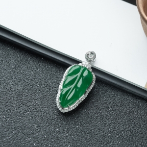 18K糯冰种翠绿翡翠金枝玉叶吊坠