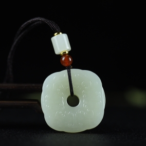 籽料和田白玉守护平安牌吊坠