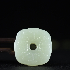 籽料和田白玉守护平安牌吊坠