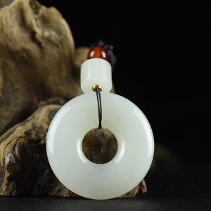 山料和田白玉平安环吊坠