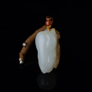 籽料俏色和田玉佛手吊坠