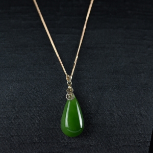 银镶山料和田碧玉水滴吊坠
