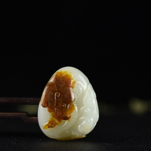 俏色籽料和田玉封侯拜相吊坠