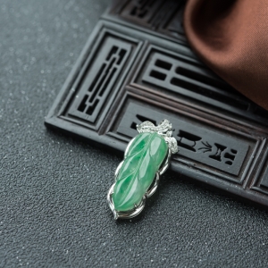 18K糯冰种飘翠翡翠金枝玉叶吊坠