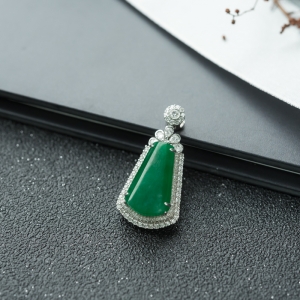 18K糯冰种翠绿翡翠吊坠