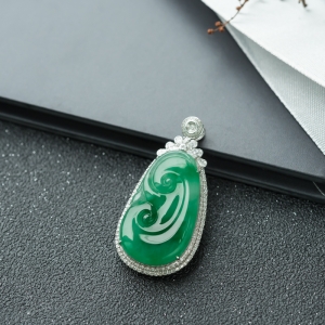 18K糯冰种飘翠翡翠如意吊坠
