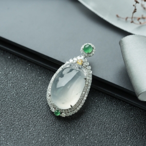 18K冰种翡翠福瓜吊坠