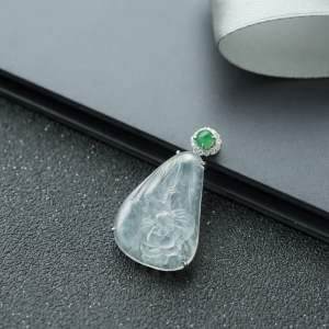 18K冰种翡翠连年有余吊坠