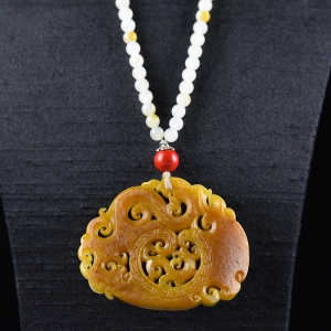 籽料和田玉黄沁龙凤牌吊坠