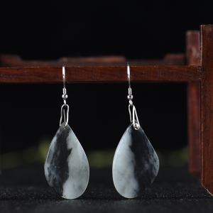 籽料和田玉青花耳坠