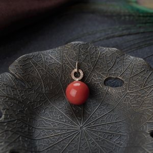 18K沙丁珊瑚圆珠吊坠