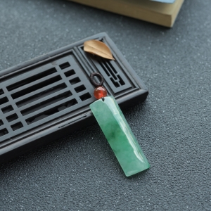 糯冰种飘翠翡翠无事牌吊坠